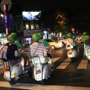 Visite Gastronomique Nocturne de Hanoï en Vespa Vintage